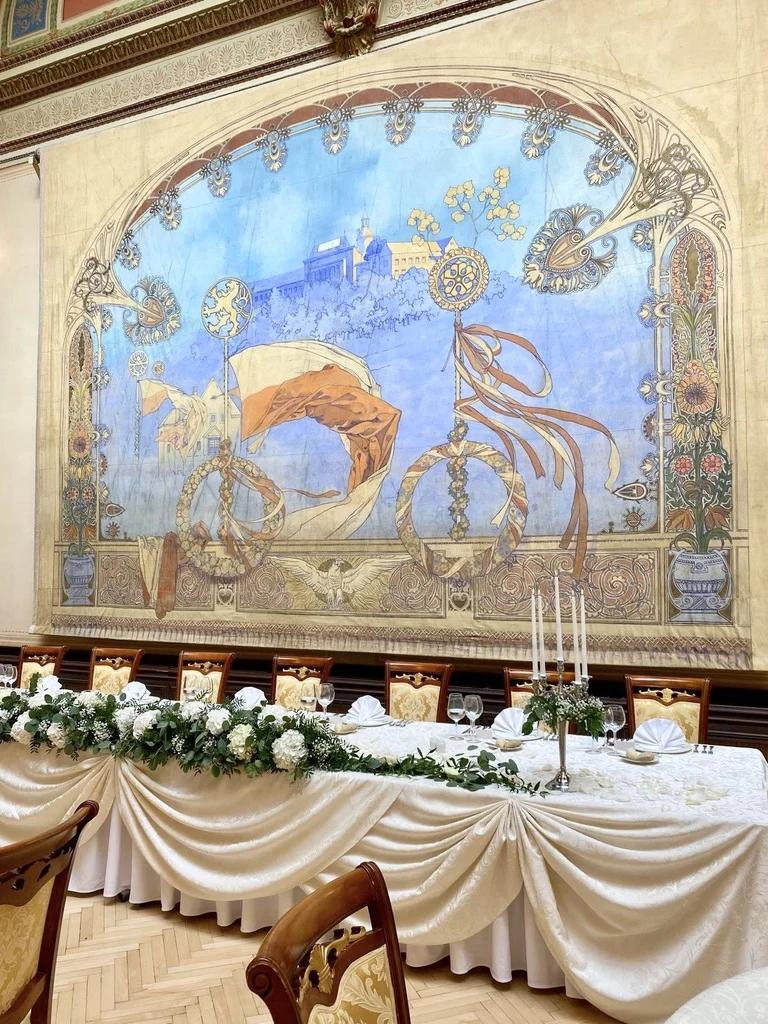 Zámek Zbiroh - Muchův sál, stůl novomanželů